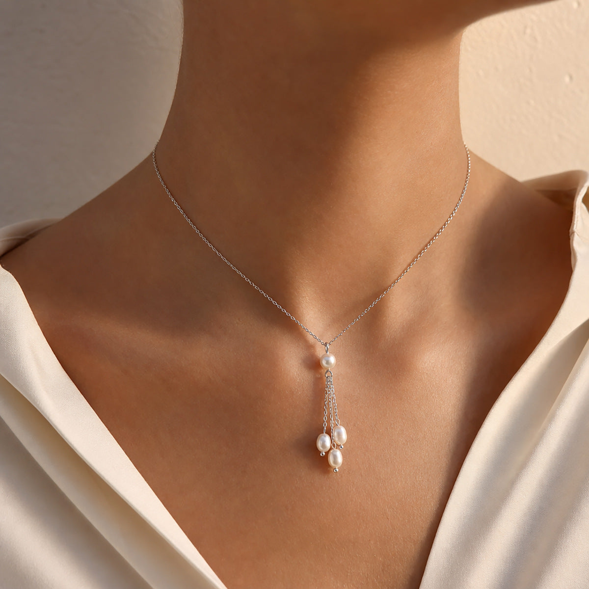 Woman wearing freshwater pearl silver-tone chain necklace